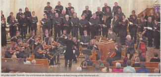 Mit großer tonaler Theatralik: Chor und Orchester der Stadtkirche stimmen mit ihrem Vortrag auf die Osterthematik ein.