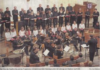 Der Chor der Stadtkirche und der Projektchor mit dem Ensemble Historique unter der Leitung von Stephan Leuthold.